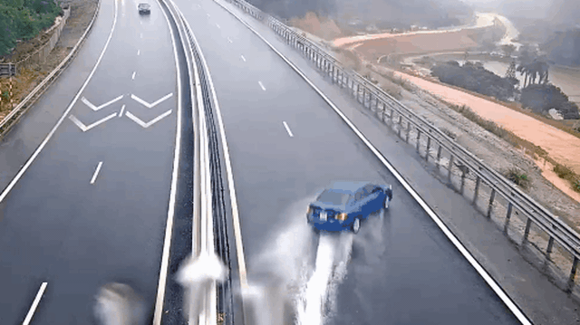 CLIP: Ô tô drift "căng" húc cong taluy, tất cả hồi hộp tìm tài xế