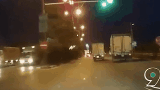CLIP: 2 xe tải rượt đuổi nhau như phim hành động chỉ vì 
