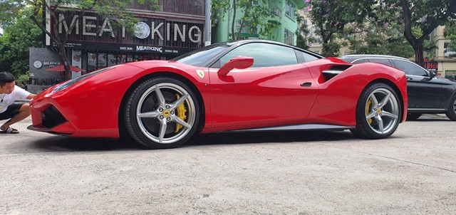 Ferrari 488 GTB bán lại chỉ 6,8 tỷ sau 5 năm, rẻ hơn cả Mercedes-Benz S-Class 2020 - Ảnh 1.