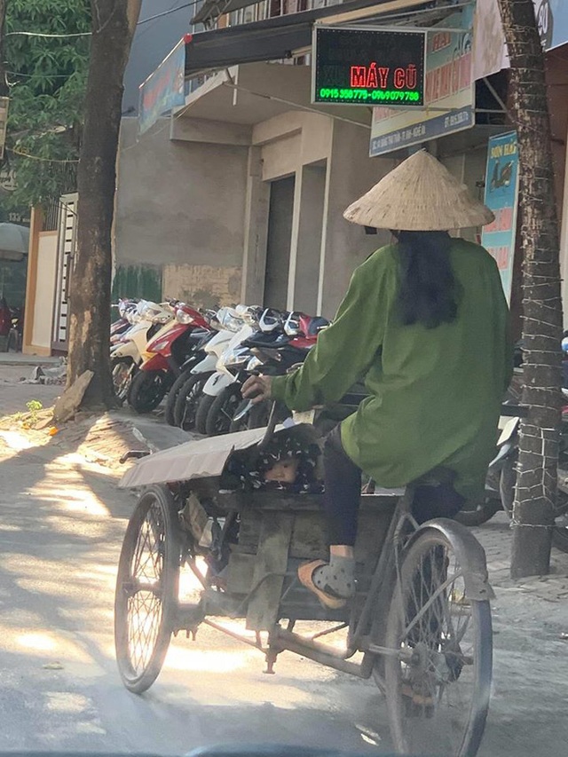 Người phụ nữ đạp xích lô chở hàng giữa trời nắng, gương mặt lấp ló trong xe khiến tất cả lặng người - Ảnh 1.