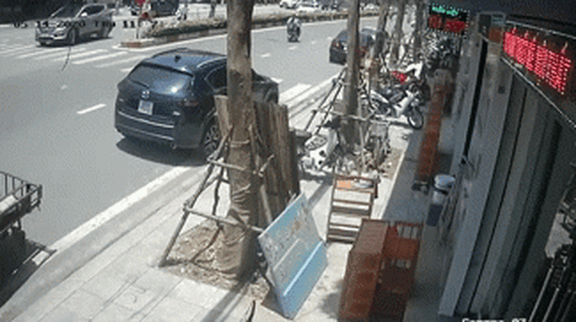 Clip: Chạy xe tốc độ cao cố lách khe hẹp, nam sinh đâm thẳng vào thân ô tô, ngã văng ra đường