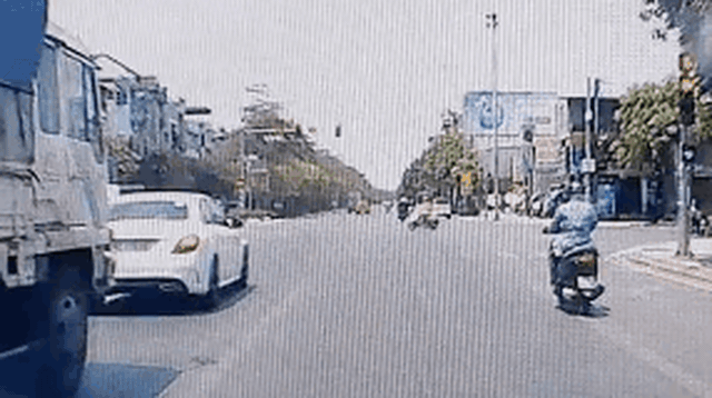 CLIP: Thấy đèn đỏ vẫn phóng vút, nữ "ninja" tự ngã vào đúng giây phút quyết định