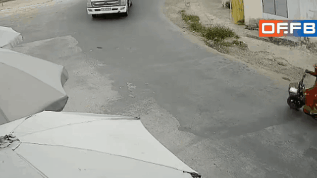 CLIP: Cô gái ngã bắn vào gầm xe tải, tài xế có điểm dừng khiến bao người "đứng tim"
