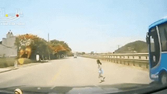 Clip: Bé gái bất ngờ lao ra đường và pha đánh lái như phim hành động của tài xế