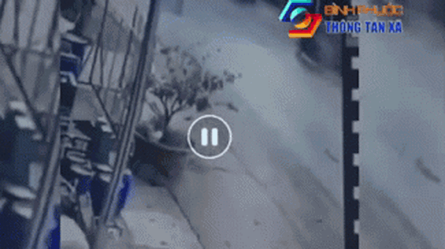 Clip: Khoảnh khắc phó Chi cục hải quan cửa khẩu 'gây tai nạn bỏ chạy bị dân bắt'