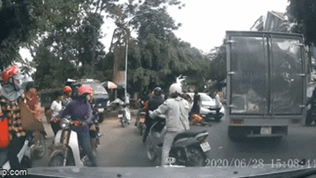 Clip: Nằm bệt xuống đường, tài xế xe tải vẫn bị người đàn ông đá vào mặt sau va chạm giao thông