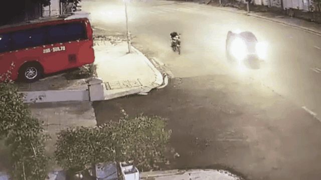 CLIP: Xe máy khốn đốn vì ô tô vào cua kiểu "bốc đồng", thanh niên cầm lái suýt mất mạng