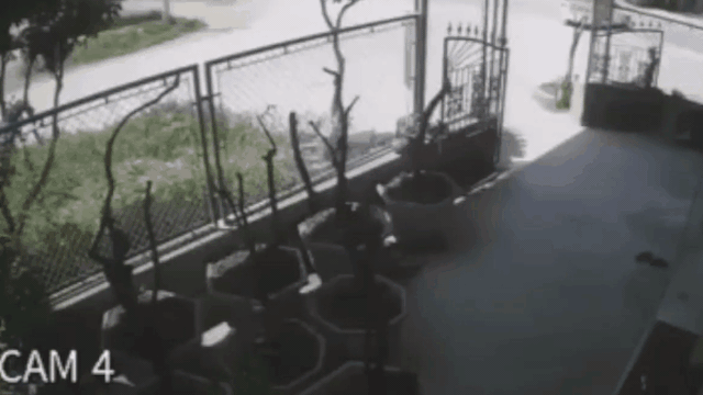 Video nhiều góc ghi lại khoảnh khắc xe ben đâm rồi lật đè nát xe con ở Thanh Hóa