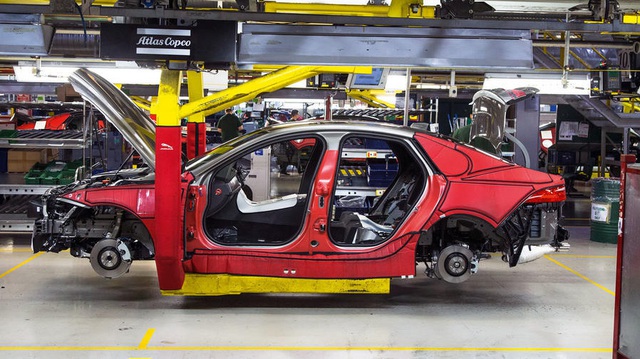 Ít khách, Jaguar Land Rover tự kéo dài thời gian đóng cửa nhà máy