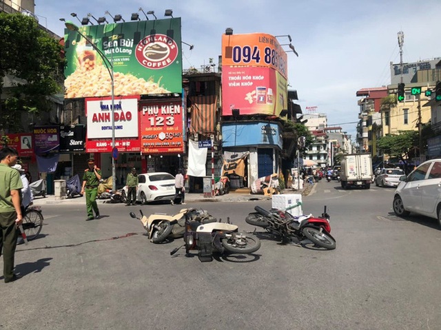  Xế sang Mercedes đâm liên hoàn 4 xe máy trên phố Hà Nội, 2 người bị thương - Ảnh 1.