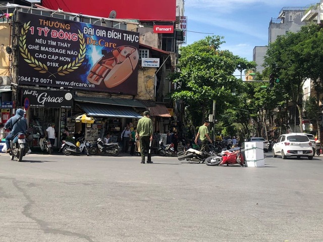  Xế sang Mercedes đâm liên hoàn 4 xe máy trên phố Hà Nội, 2 người bị thương - Ảnh 2.