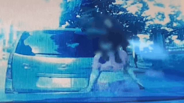 CLIP: Ô tô dính đầy sơn, tài xế kinh ngạc khi phát hiện người phụ nữ lạ trong camera hành trình