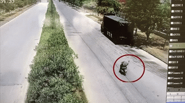 Clip: Chạy xe máy lao thẳng vào ô tô bên đường, trạng thái của người đàn ông gây chú ý đặc biệt