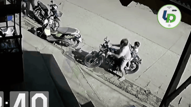 CLIP: Thấy biến, bố bế thốc con trai vào vỉa hè tránh cú lao xe kinh hoàng