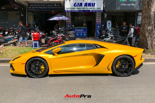 Lamborghini Aventador LP700-4 dau tien tai Viet Nam voi bien so tu quy 9 tai xuat tren pho Sai Gon sau hon mot nam an minh