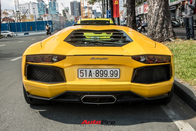 Lamborghini Aventador LP700-4 dau tien tai Viet Nam voi bien so tu quy 9 tai xuat tren pho Sai Gon sau hon mot nam an minh