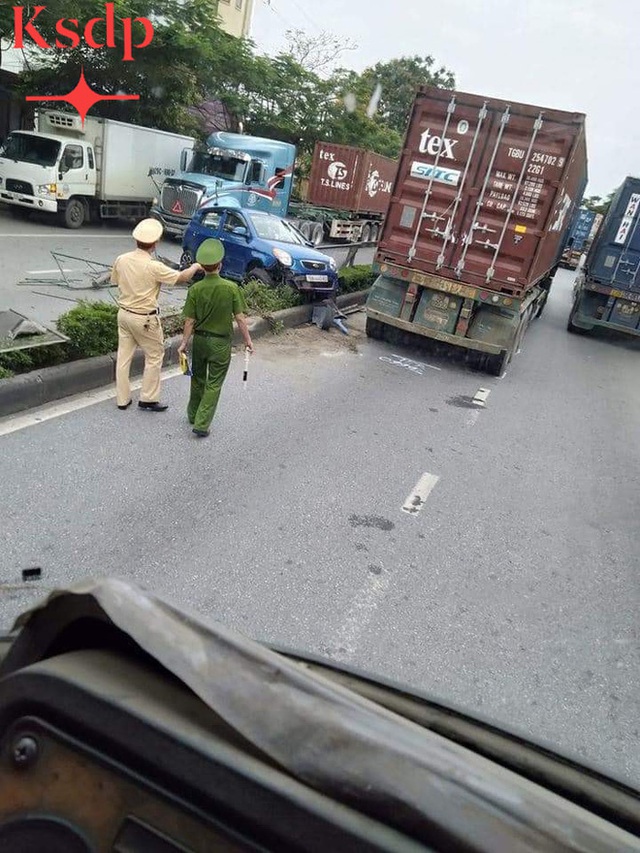  CLIP: Bon chen đi sát đầu xe container, nữ tài xế bất ngờ bị húc văng sang bên kia đường - Ảnh 3.