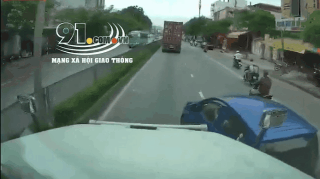 CLIP: "Bon chen" đi sát đầu xe container, nữ tài xế bất ngờ bị húc văng sang bên kia đường
