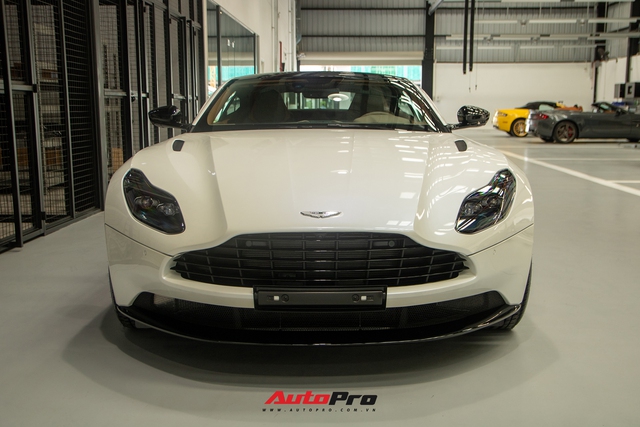 Cận cảnh Aston Martin DB11 màu trắng Morning Frost tại Sài Gòn với giá niêm yết hơn 15 tỉ đồng - Ảnh 3.