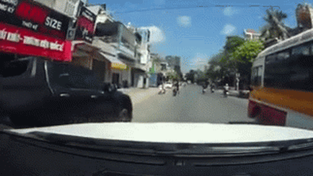 Clip: Vượt ẩu suýt gây tai nạn kinh hoàng, pha đánh lái tiếp của tài xế còn gây bức xúc hơn