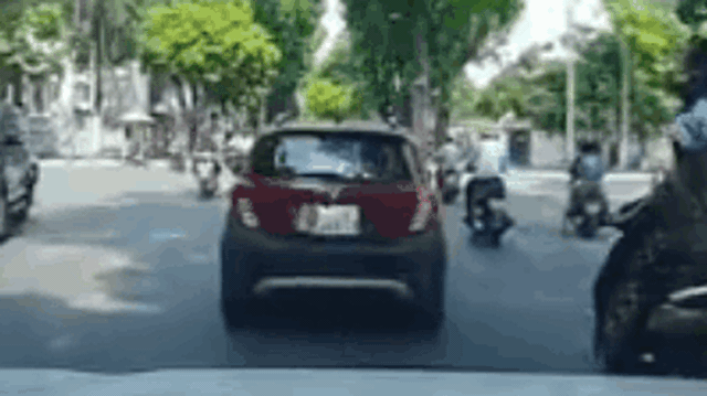 CLIP: Tạt đầu ô tô, nữ "ninja" có pha lộn vòng thót tim ngay giữa ngã tư