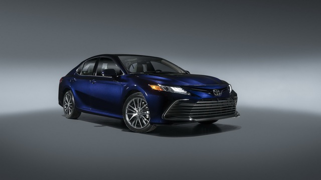 Ra mắt Toyota Camry 2021: Bổ sung công nghệ an toàn, đấu Honda Accord và Mazda6