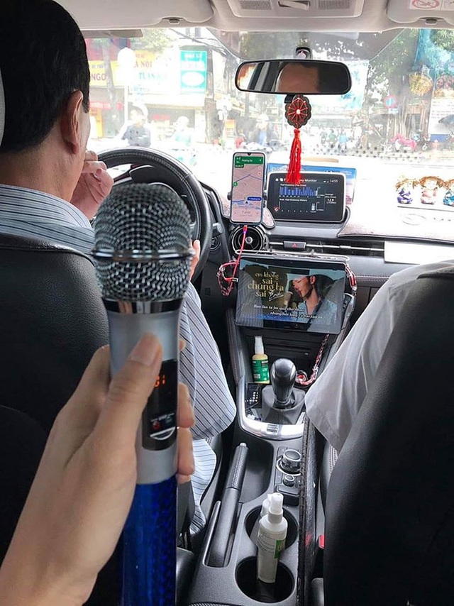  Bác tài lái taxi chịu chơi nhất năm: Sắm hẳn mic karaoke, dàn loa 30 triệu lắp trên xe chỉ để... hát cho vui - Ảnh 1.