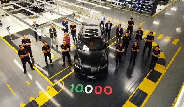 Urus trở thành ngòi nổ doanh số của Lamborghini với 10.000 xe xuất xưởng sau 2 năm - Ảnh 1.