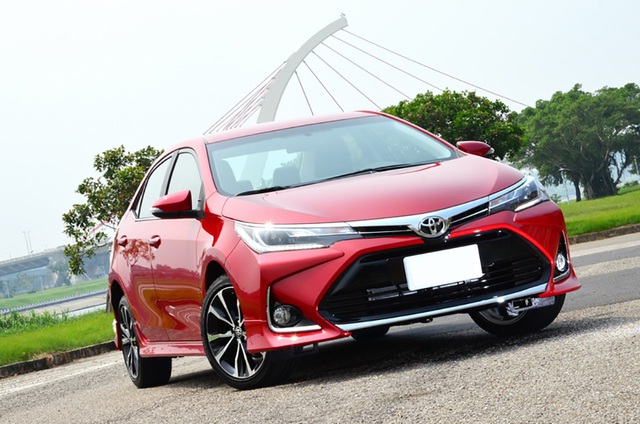 Loạt sedan hạng C giảm giá mạnh chờ ngày thay máu tại Việt Nam: Corolla Altis giảm nhiều nhất, Cerato rẻ nhất dưới 500 triệu - Ảnh 1.