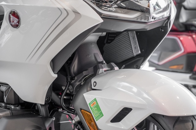 Chuyên cơ hai bánh Honda Gold Wing 2020 đầu tiên về Việt Nam: Có túi khí, Cruise Control như ô tô, giá 1,2 tỷ đồng - Ảnh 3. Chuyên cơ hai bánh Honda Gold Wing 2020 đầu tiên về Việt Nam: Có túi khí, Cruise Control như ô tô, giá 1,2 tỷ đồng - Ảnh 3.