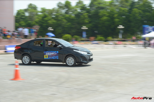 Góc trầm trồ: VinFast Fadil, Toyota Vios chạy gymkhana gắt không kém BMW tiền tỉ - Ảnh 5. Góc trầm trồ: VinFast Fadil, Toyota Vios chạy gymkhana gắt không kém BMW tiền tỉ - Ảnh 5.