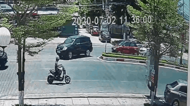 CLIP: Khiến ô tô đỏ đâm đuôi xe 7 chỗ, tài xế xe trắng có pha xử lý ranh mãnh khiến tất cả bất ngờ