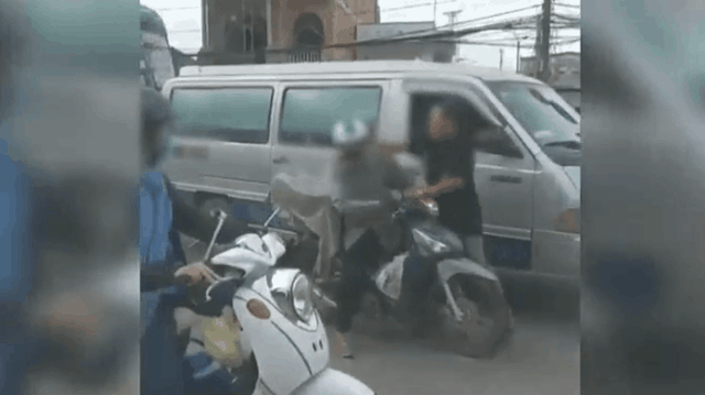 Pha đấm liên tục của tài xế ô tô vào mặt người đi xe máy sau va chạm giao thông