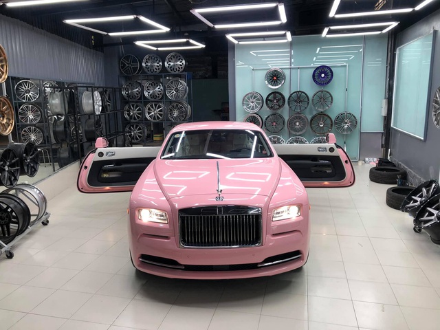 Xuất hiện Rolls-Royce Wraith màu hồng đầu tiên Việt Nam: Giống xe Ngọc Trinh mơ ước, chi tiết nhỏ khẳng định tay nghề đỉnh của thợ độ - Ảnh 1.