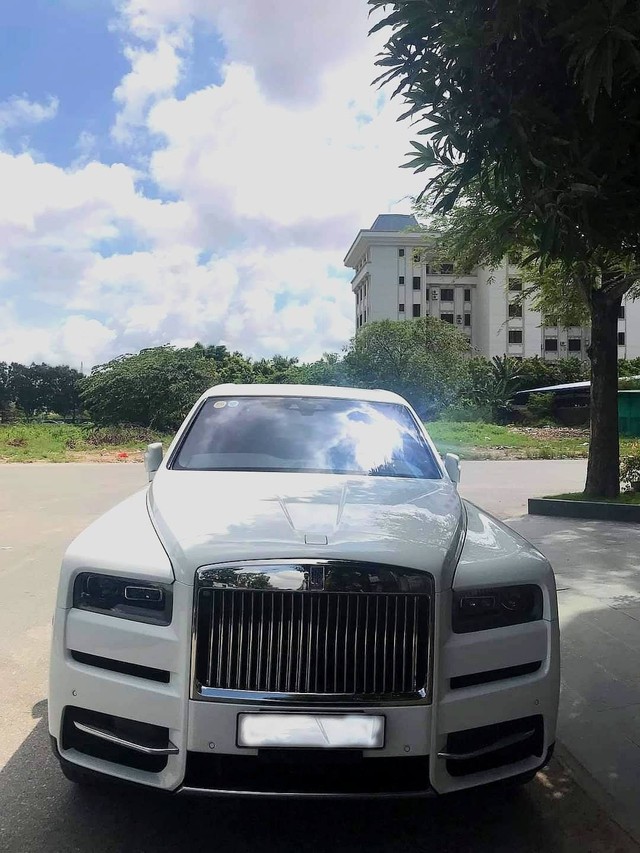 Doanh nhan Hai Phong tau Rolls-Royce Cullinan mau trang hang hiem