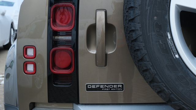 Chi tiết Land Rover Defender 2020 vừa khui công tại Việt Nam: Giá từ 3,715 tỷ đồng, đấu Mercedes G-Class - Ảnh 4.