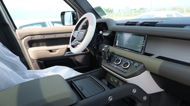 Chi tiết Land Rover Defender 2020 vừa khui công tại Việt Nam: Giá từ 3,715 tỷ đồng, đấu Mercedes G-Class - Ảnh 6.