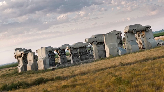 Bãi xe Carhenge: Bản sao Stonehenge khổng lồ với những chiếc ô tô cắm đầu xuống đất giữa hư không