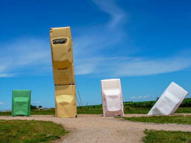 Bãi xe Carhenge: Bản sao Stonehenge khổng lồ với những chiếc ô tô cắm đầu xuống đất giữa hư không - Ảnh 10.