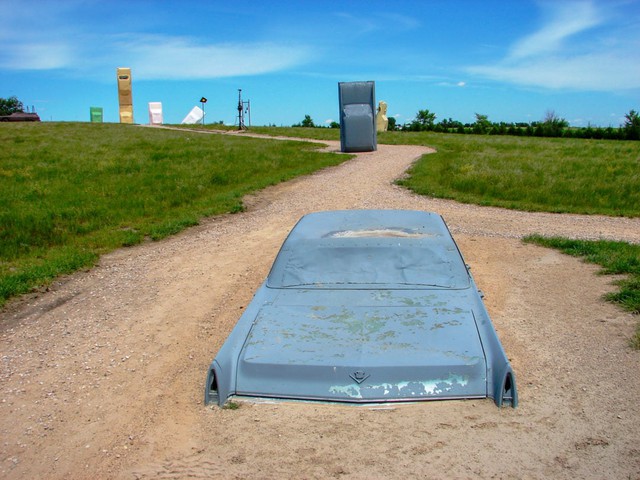 Bãi xe Carhenge: Bản sao Stonehenge khổng lồ với những chiếc ô tô cắm đầu xuống đất giữa hư không - Ảnh 11.