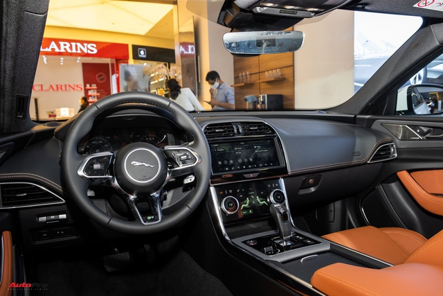 Chi tiết Jaguar XE 2020 bản thấp vừa về đại lý: Giá từ 2,61 tỷ đồng, chung mâm Mercedes C-Class, BMW 3-Series và Audi A4 - Ảnh 13.
