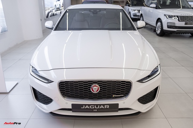 Chi tiết Jaguar XE 2020 bản thấp vừa về đại lý: Giá từ 2,61 tỷ đồng, chung mâm Mercedes C-Class, BMW 3-Series và Audi A4 - Ảnh 2.