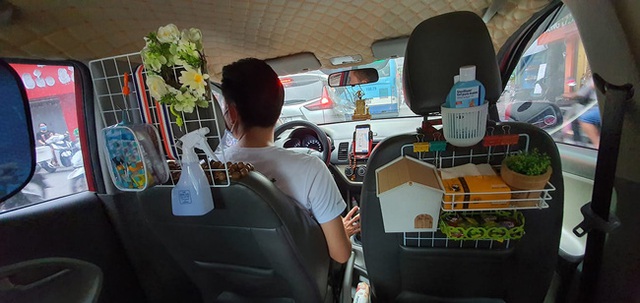 Cộng đồng mạng quốc tế hết lời ngạc nhiên với gia tài sau ghế lái biến chiếc xe từ bình dân thành 5 sao xịn xò của anh tài xế taxi ở Hà Nội - Ảnh 1.