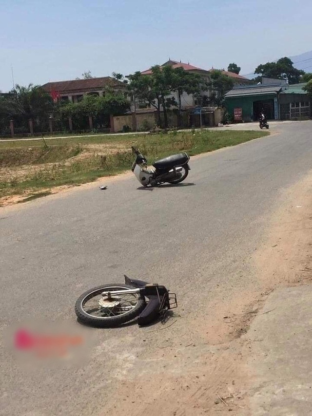 Ôm cua quá gắt, thanh niên hoảng hồn khi chiếc xe gãy làm đôi rồi văng ra cả mét - Ảnh 1. Ôm cua quá gắt, thanh niên hoảng hồn khi chiếc xe gãy làm đôi rồi văng ra cả mét - Ảnh 1.
