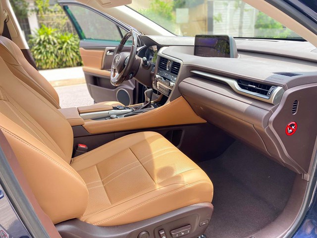 Dùng 2 năm chưa bóc hết nilon ghế, chủ nhân Lexus RX 350L chào bán xe với giá hơn 3,8 tỷ đồng - Ảnh 4.