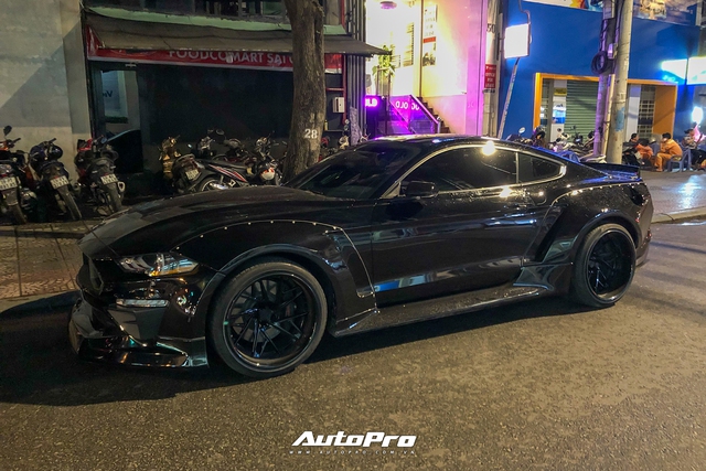 Bắt gặp Ford Mustang GT 5.0 độ bodykit thân rộng độc nhất Việt Nam - Ảnh 1. Bắt gặp Ford Mustang GT 5.0 độ bodykit thân rộng độc nhất Việt Nam - Ảnh 1.