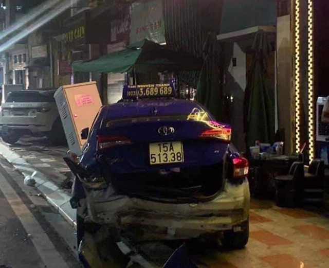 Hiện trường vụ xe Lexus gây tai nạn liên hoàn ở Hải Phòng - Ảnh 5. Hiện trường vụ xe Lexus gây tai nạn liên hoàn ở Hải Phòng - Ảnh 5.