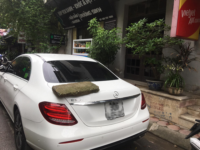 Phiến đá rêu xanh nằm chềnh ềnh trên đuôi xe Mercedes tiền tỷ, nghi do nguyên nhân rất phổ biến với các tài xế - Ảnh 3.