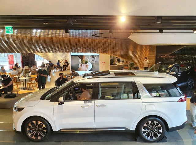 Hàng chục chiếc Kia Sedona 2021 cập cảng Việt Nam, ngày ra mắt không còn xa - Ảnh 8.