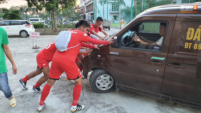 Cầu thủ U22 Việt Nam giải cứu chiếc xe gặp sự cố khó đỡ, mắc kẹt vì cống thoát nước - Ảnh 2.